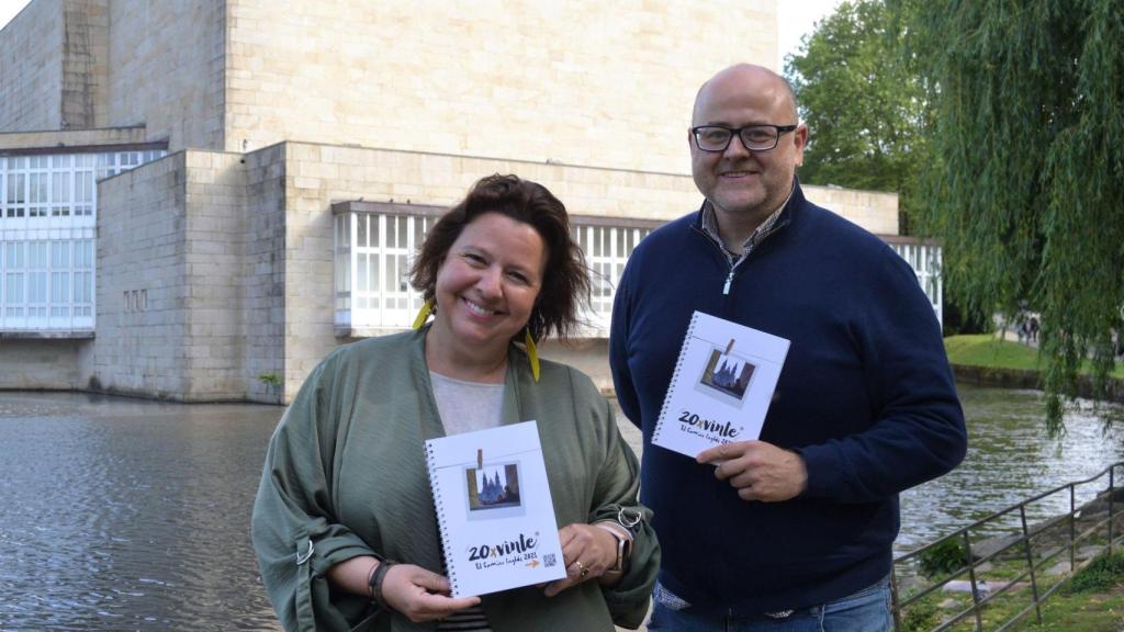 La directora de 20xvinte, Mónica S. Castromil, y el coordinador de la guía, Ramiro Olivera.