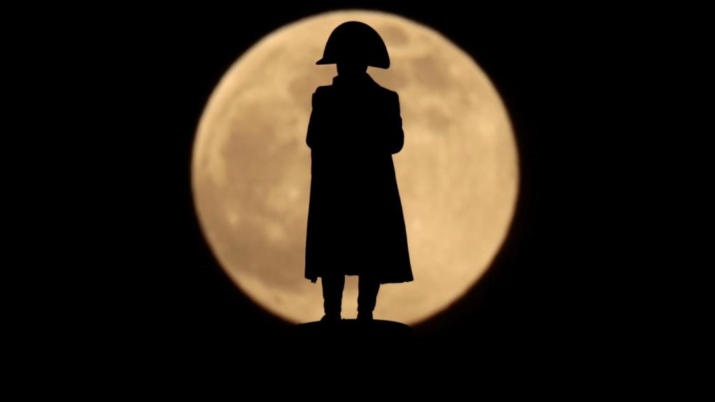 Estatua de Napoleón en Boulogne-sur-Mer con la Luna al fondo.