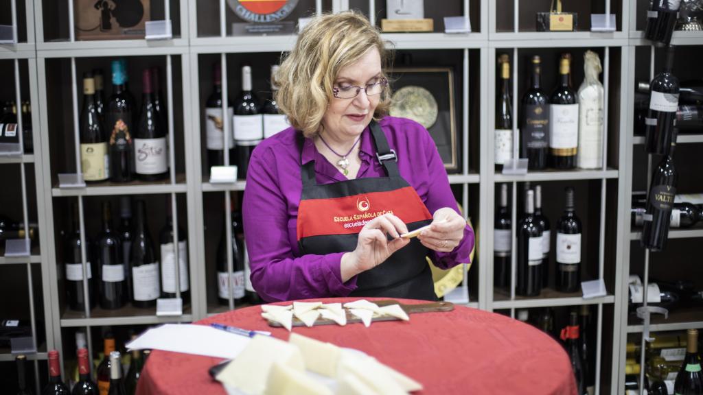 Carmen Garrobo, directora de la Escuela Española de Cata, inspecciona uno de los quesos tiernos.