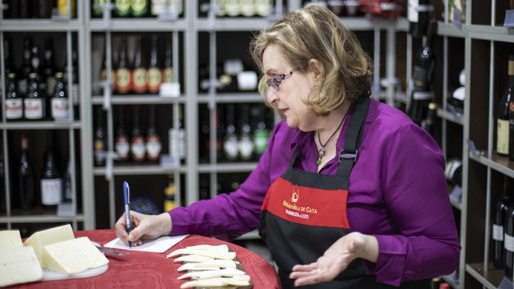 La directora de la Escuela Española de Cata, Carmen Garrobo, explicando sus valoraciones.