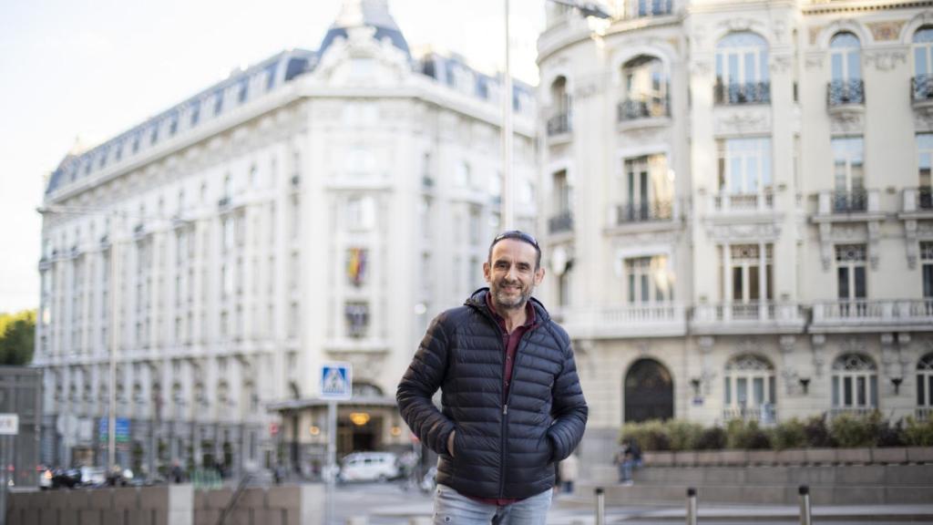 Ernesto, con el Palace de fondo