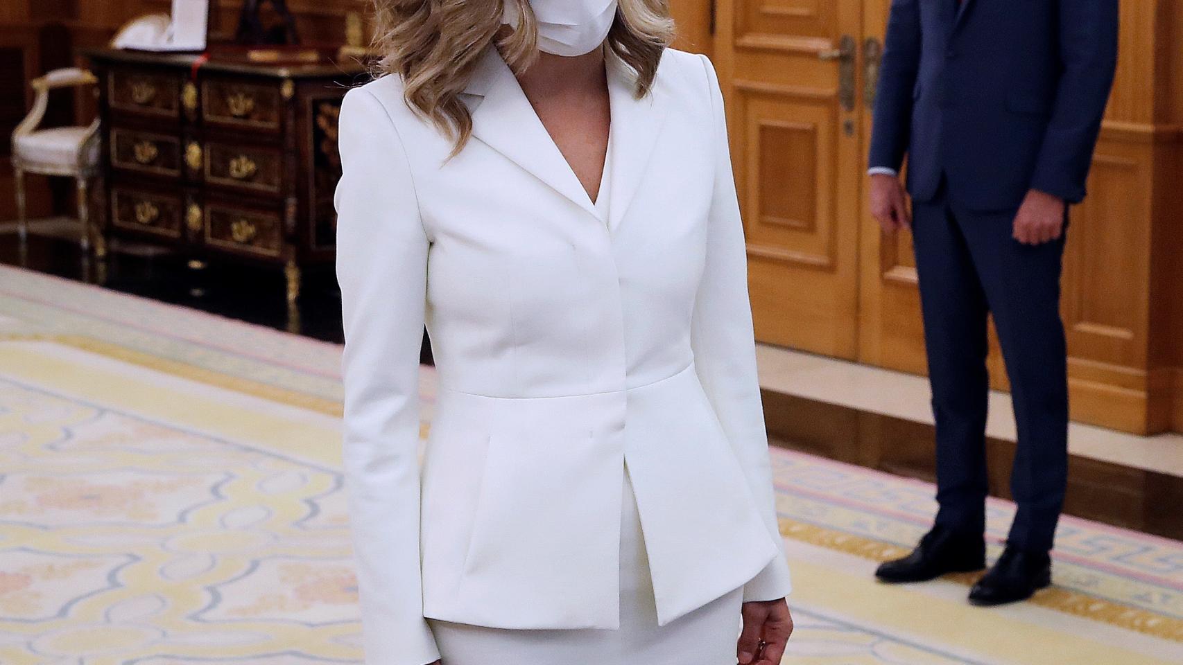 Yolanda Díaz en su toma de posesión como vicepresidenta tercera del Gobierno. Detrás, el presidente Pedro Sánchez.