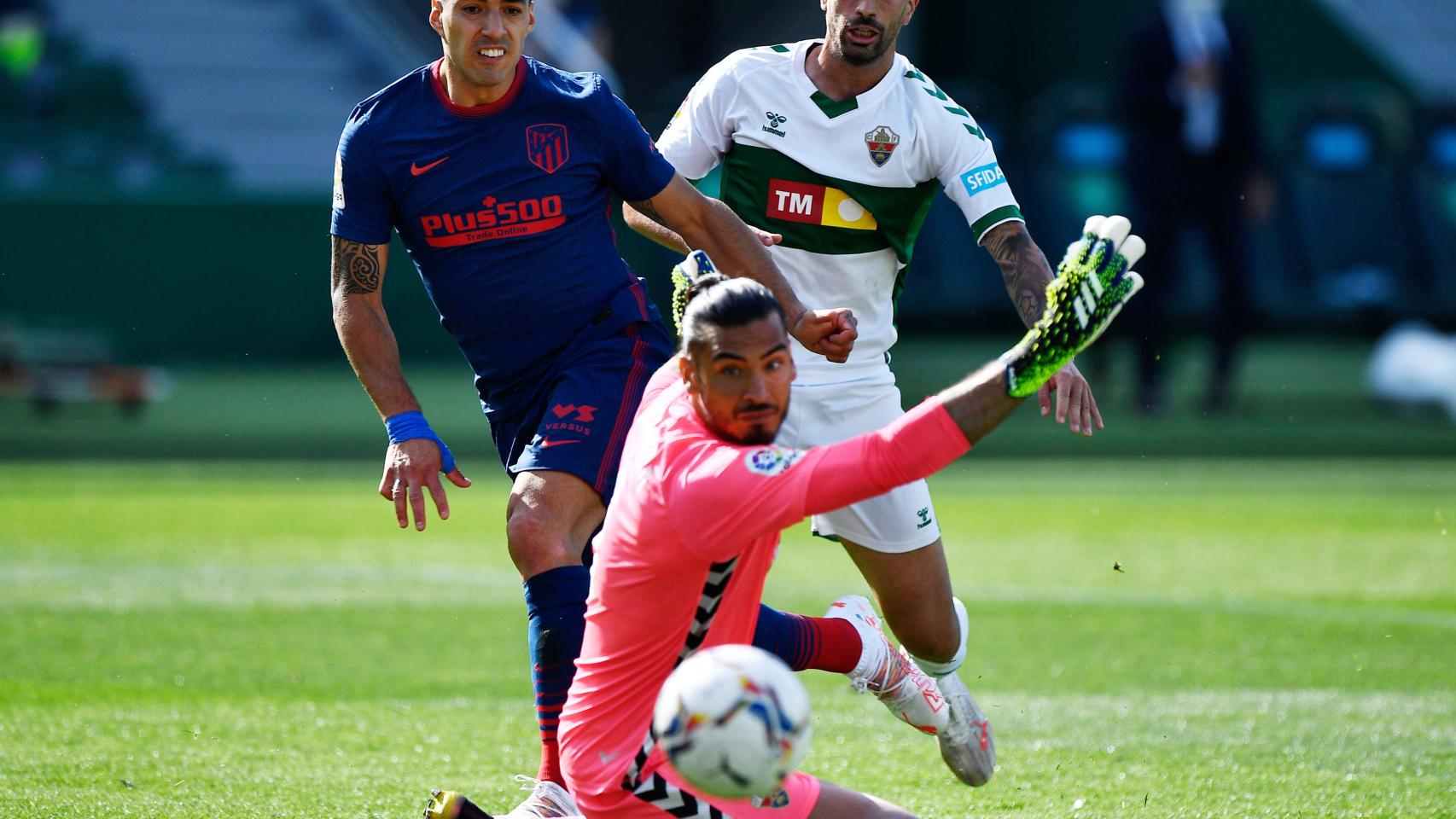 Disparo de Luis Suárez ante Paulo Gazzaniga