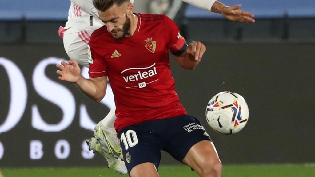 Hazard choca con Roberto Torres en la disputa por un balón