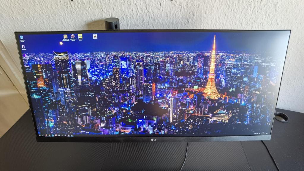 El LG Ergo 34WN780 parece flotar sobre la mesa