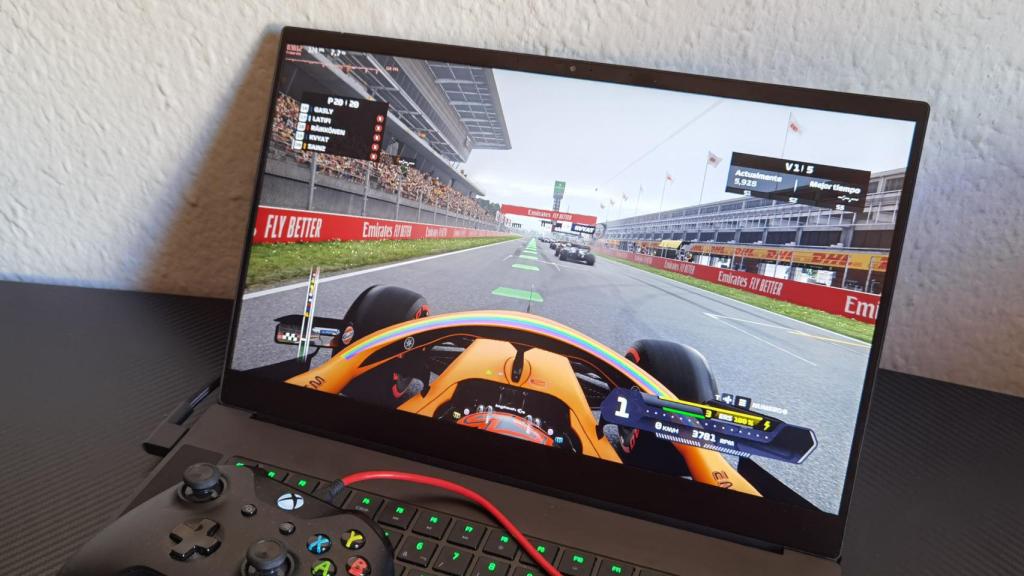 Jugando en el Razer Blade 15 a F1 2020