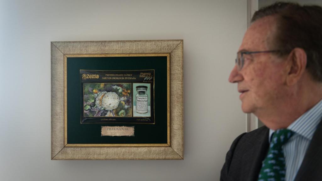 José María Fernández Sousa Faro, con una placa conmemorativa del primer ensayo de Aplidin. (Beatriz Donlo)