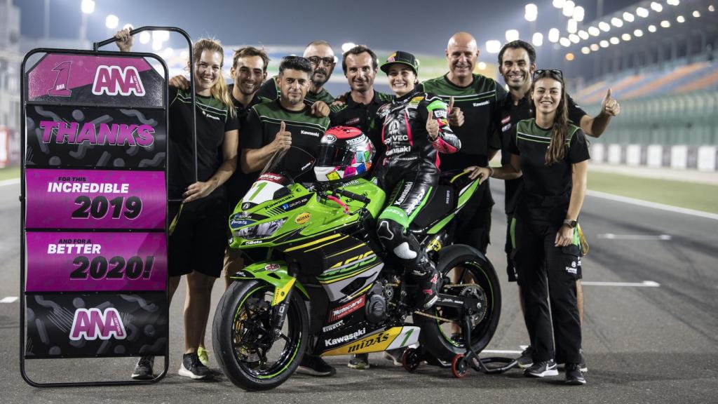 Carla, a la derecha, junto al resto del equipo de Kawasaki Provec WorldSSP300.