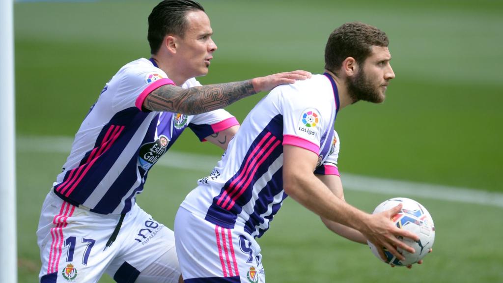 Roque Mesa y Shon Weissman celebran un gol para el Real Valladolid