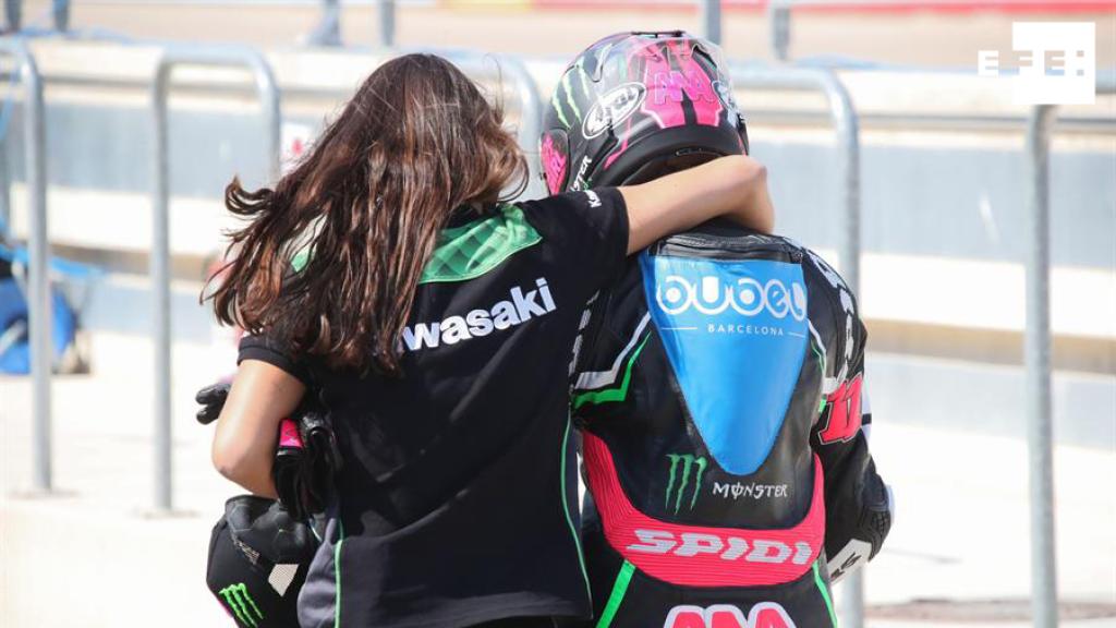 Carla abraza a Ana durante un entrenamiento.