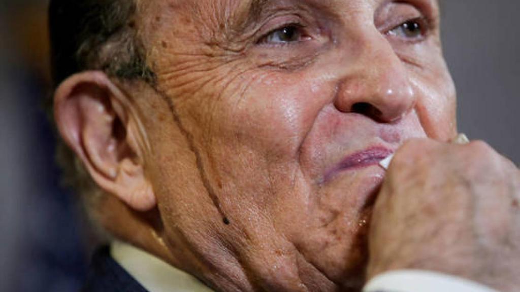 Rudy Giuliani en la polémica rueda de prensa con el sudor manchado de tinte.