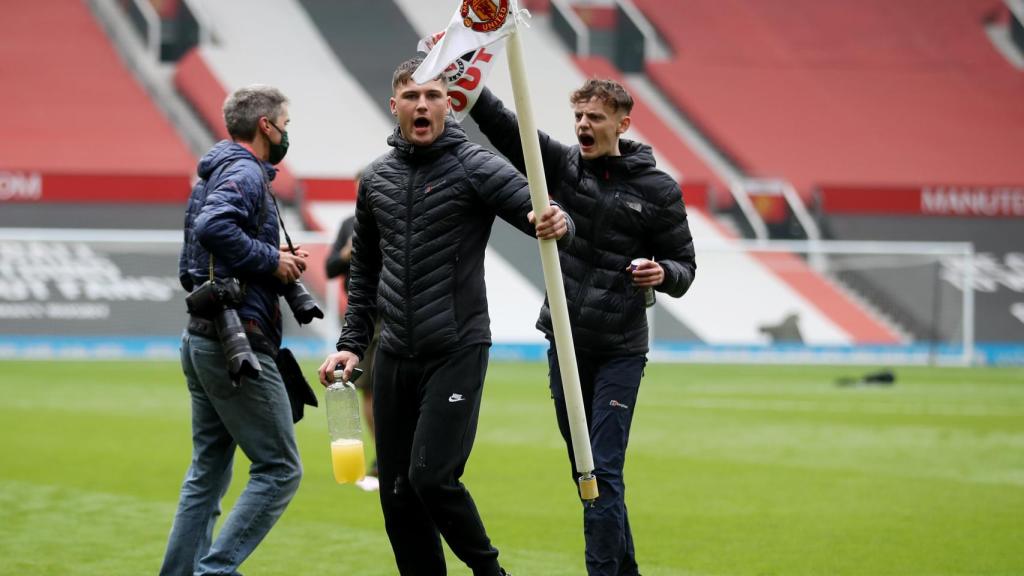 Aficionados del Manchester United roban el banderín de Old Trafford