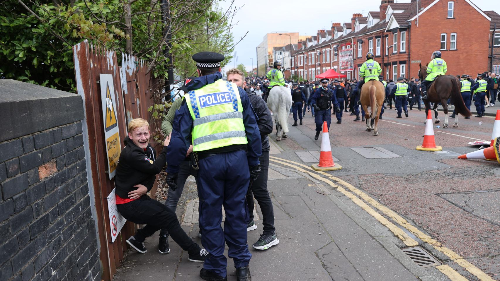 Un aficionado del United, rodeado de la policía