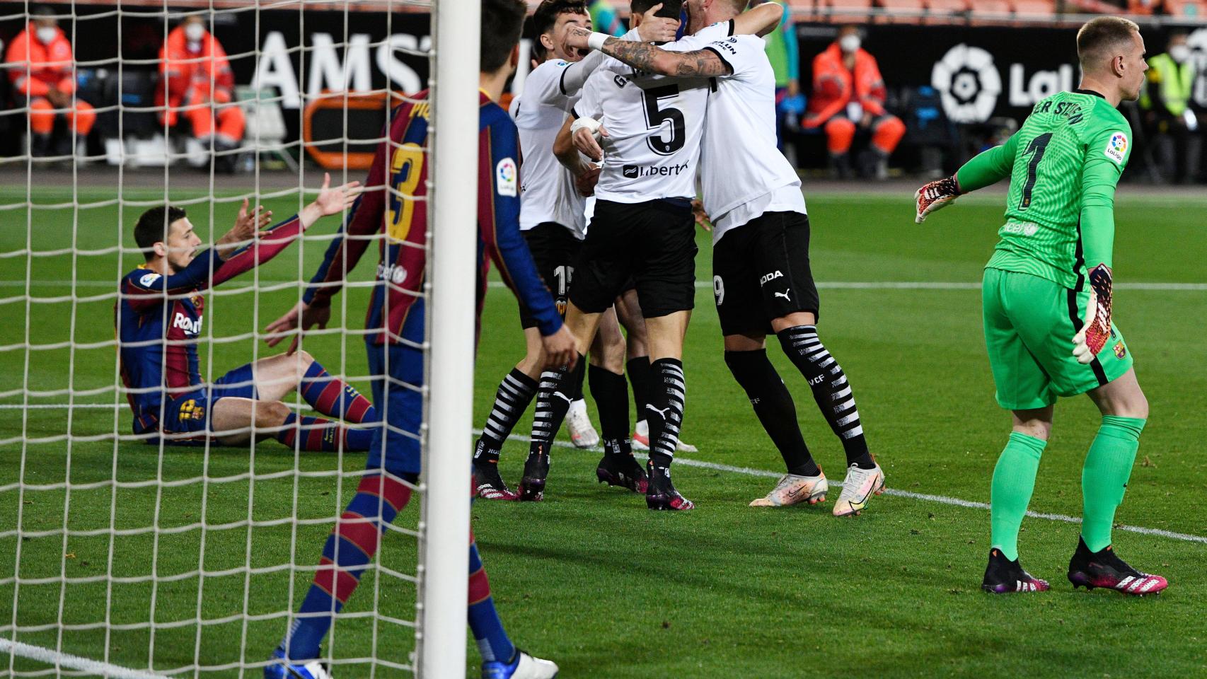 El Valencia celebra su gol ante el Barça