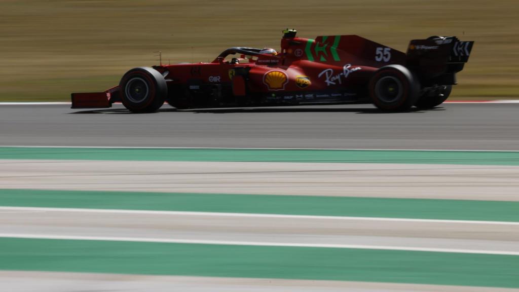 Carlos Sainz con el SF21 en Portimao