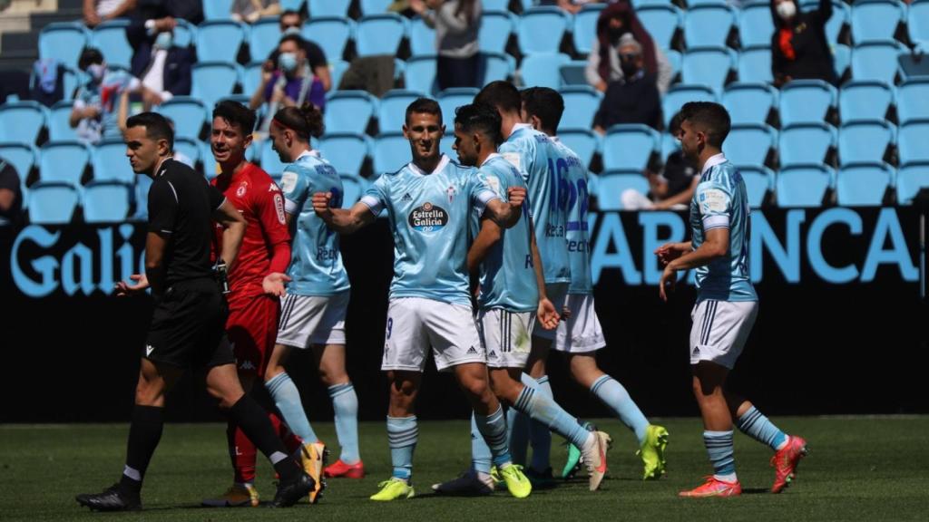 Manu Justo certificó el billete del Celta B a play off con un doblete
