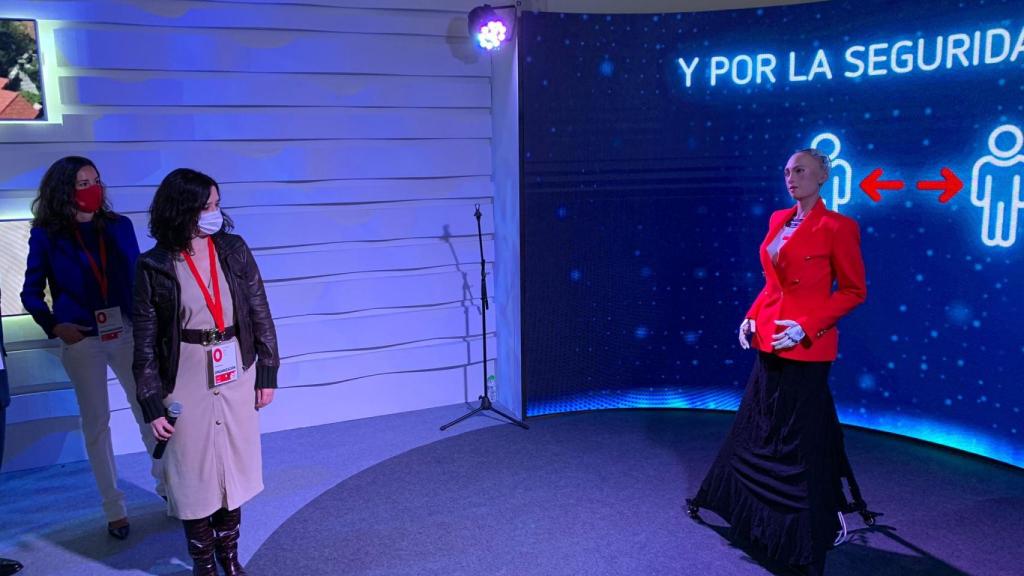Ayuso y la robot Sophia.
