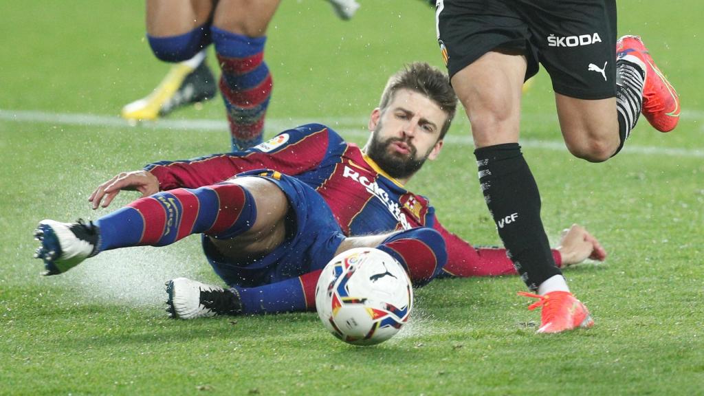 Piqué se lanza a hacer un corte