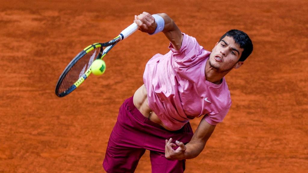 Carlos Alcaraz ejecuta un saque ante Mannarino en el Mutua Madrid Open