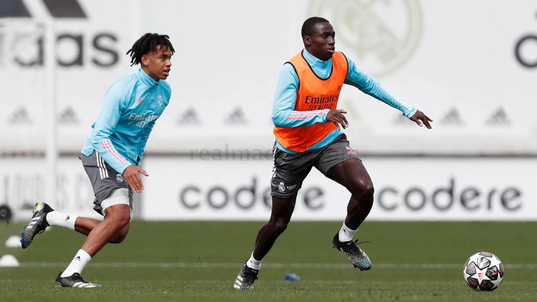 Víctor Rofino y Ferland Mendy, durante un entrenamiento del Real Madrid