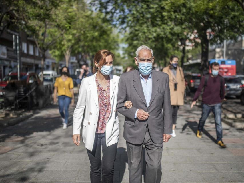 Mónica García, candidata de Más Madrid, acude a votar junto a su padre.