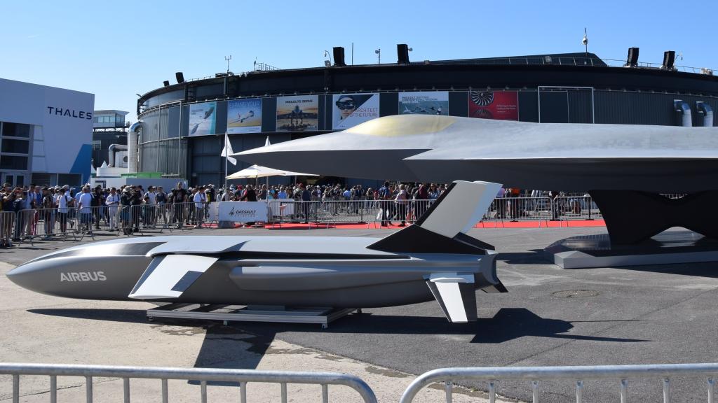 FCAS junto a un dron guardaespaldas