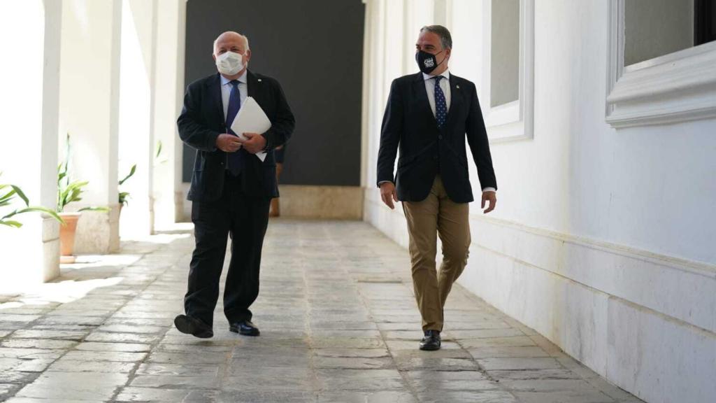 Los consejeros de Presidencia y de Salud, Elías Bendodo y Jesús Aguirre.