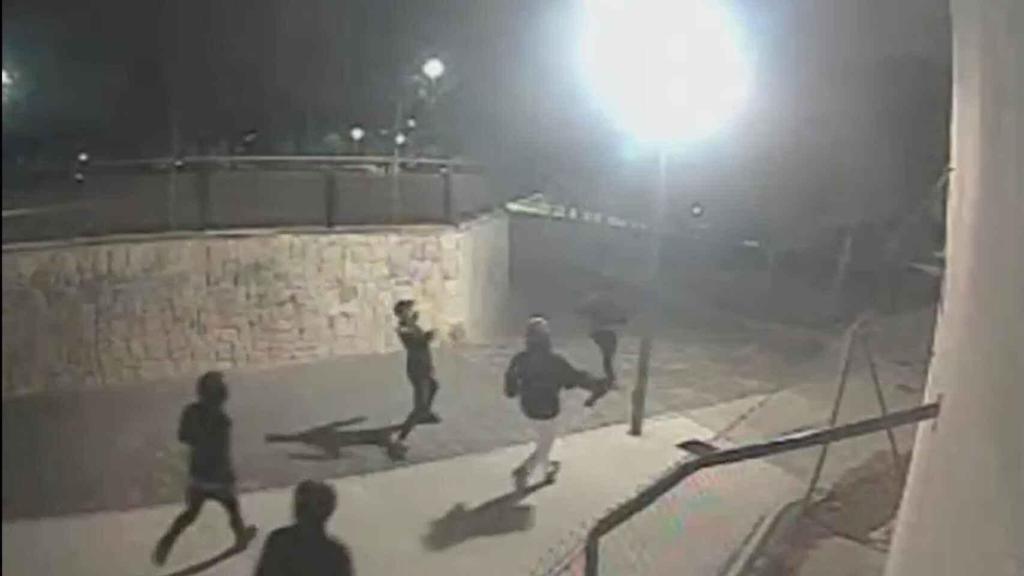 Momento en que los jóvenes persiguen a pedradas a las víctimas de la agresión en el Tossal.