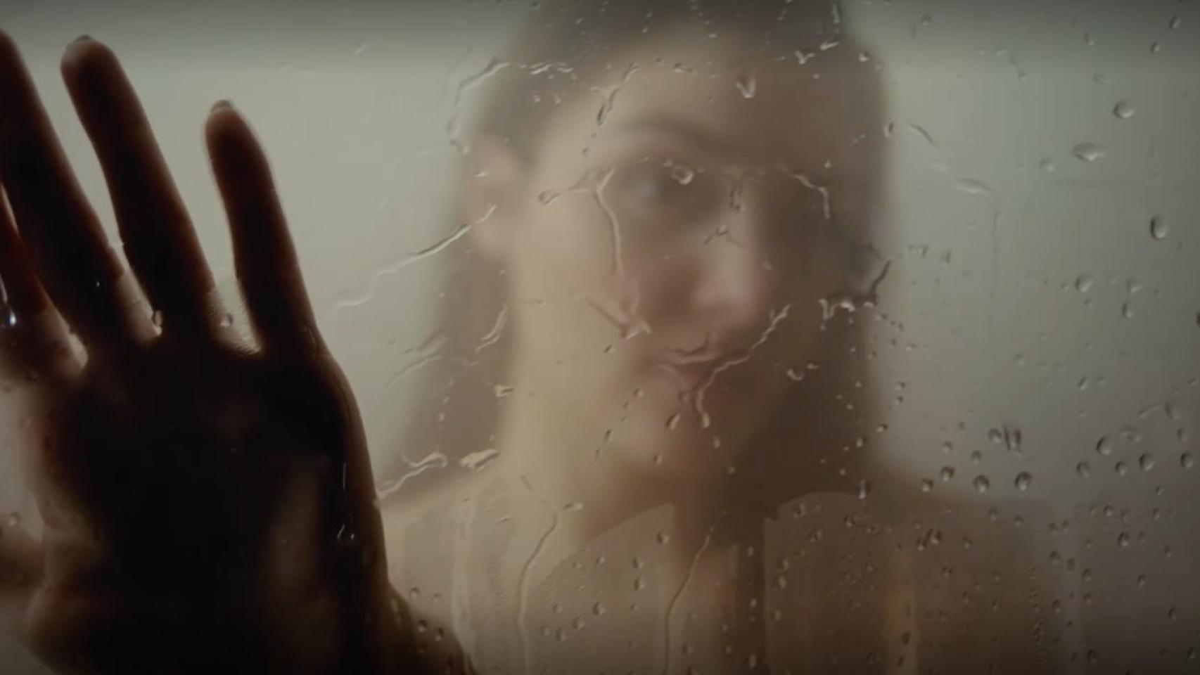 Las fotos más subidas de tono de 'Love is in the air' que le acarrearon una multa