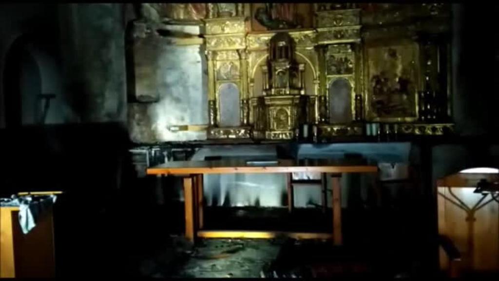 Un importante incendio en la iglesia de este pueblo del Bierzo destroza su retablo mayor 5