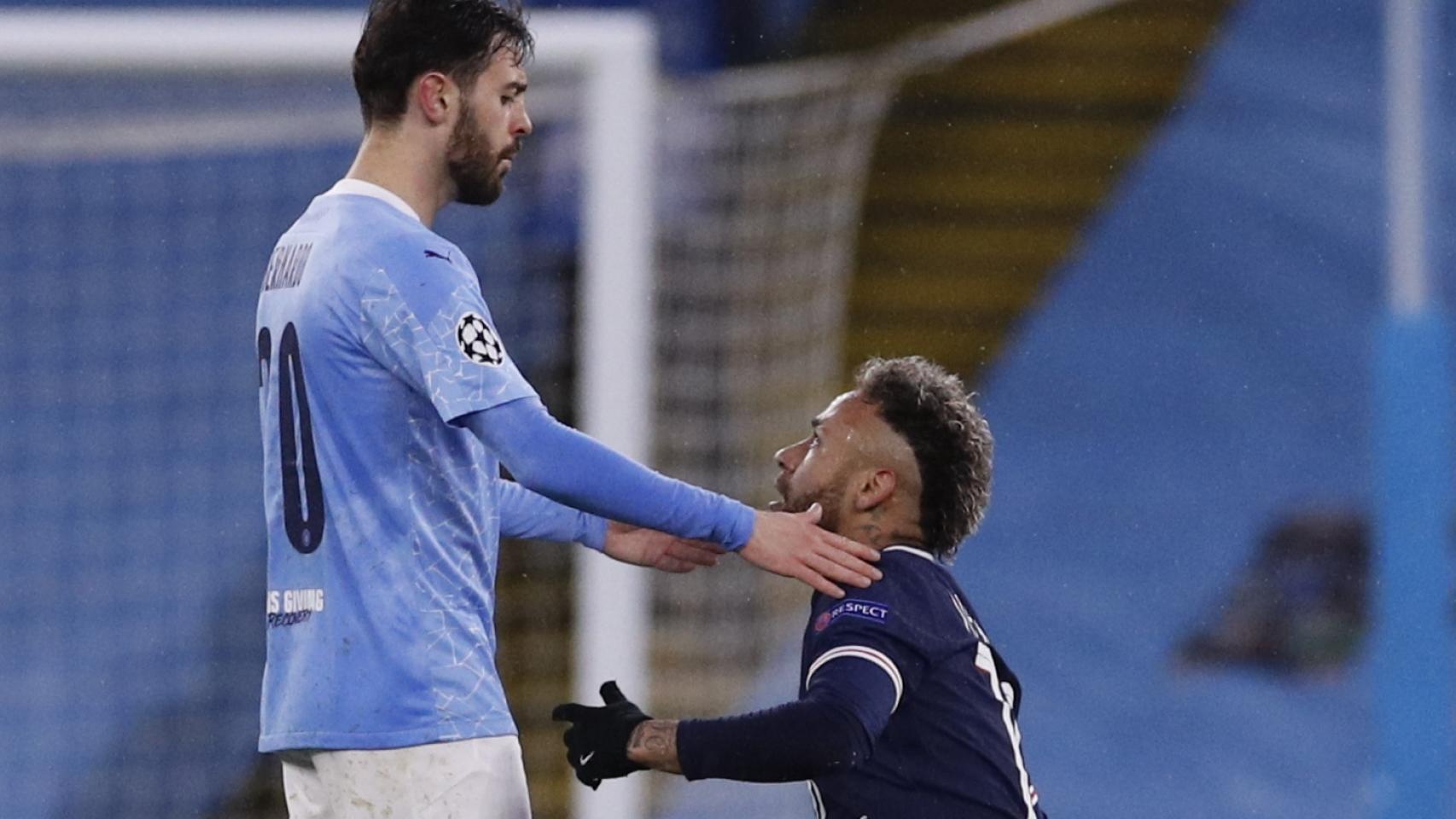 Neymar se levanta tras una falta de Bernardo Silva