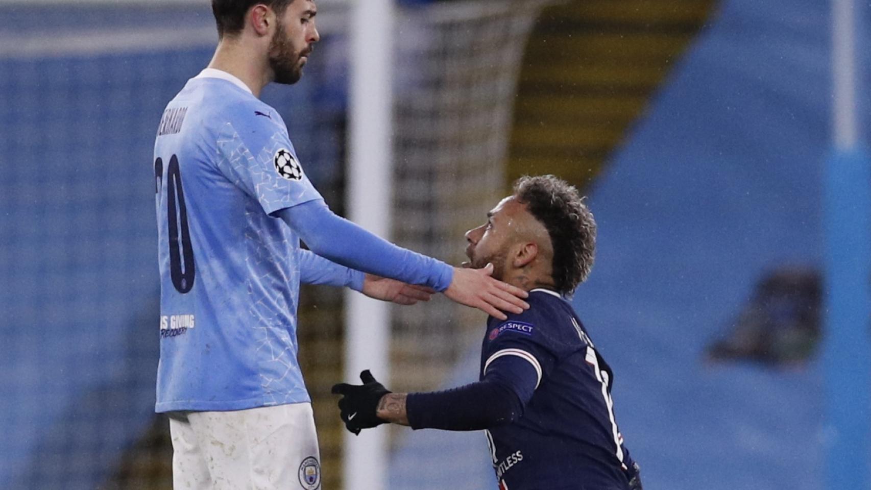 Neymar se levanta tras una falta de Bernardo Silva