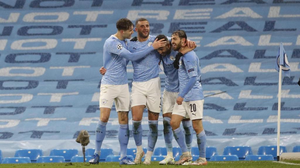 Los jugadores del Manchester City celebran el segundo de Mahrez