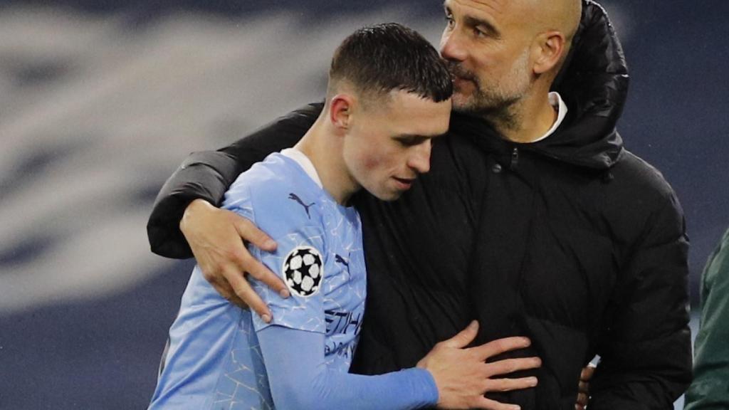 Pep Guardiola felicita a Phil Foden tras el cambio