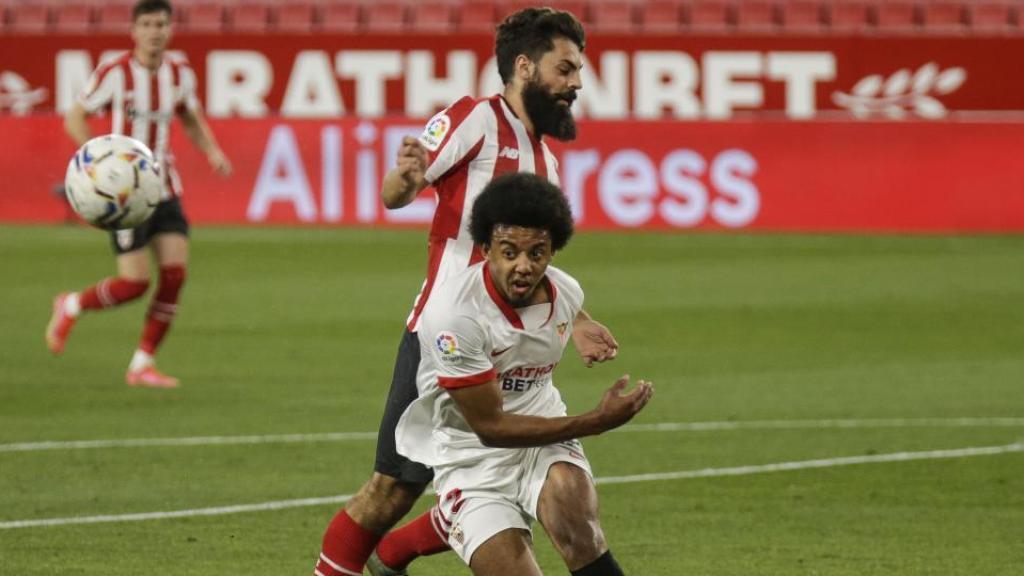 Jules Koundé en acción con Asier Villalibre