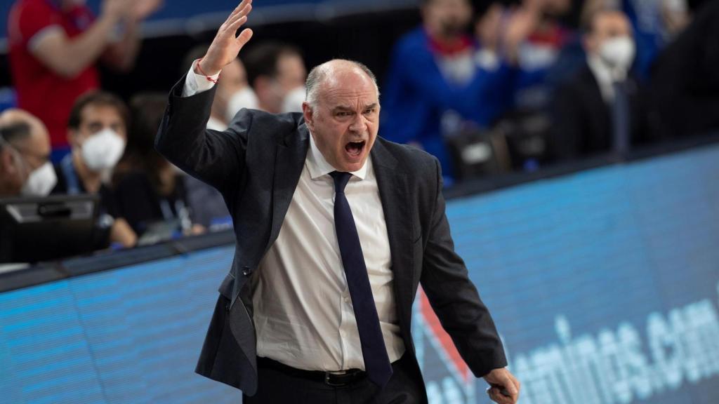 Pablo Laso protestando en el banquillo del Real Madrid