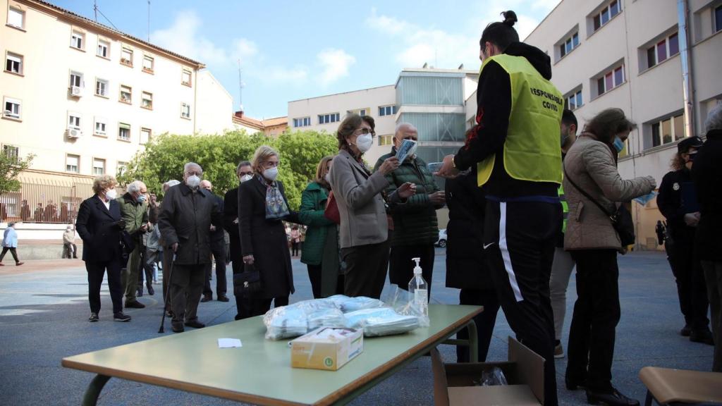La cola en uno de los colegios electorales de madrid para ir a votar.