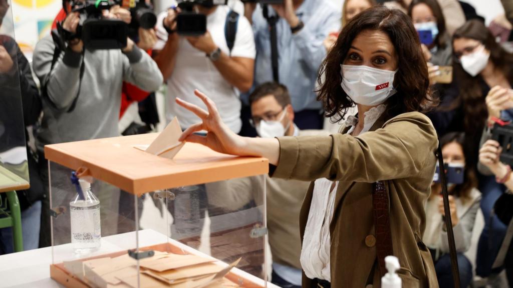 La presidenta de la Comunidad de Madrid y candidata del PP, Isabel Díaz Ayuso, vota en el colegio La Inmacualada-Marillac.