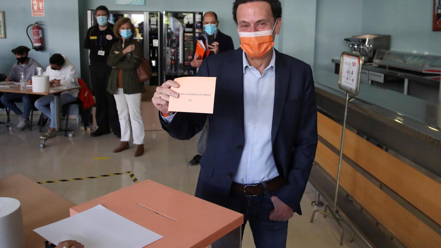El candidato de Ciudadanos, Edmundo Bal, vota en el Centro Cultural Alfredo Kraus.