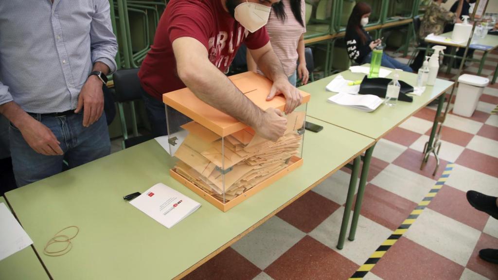Apoderados de los distintos partidos controlan el recuento y voto por correo este martes.