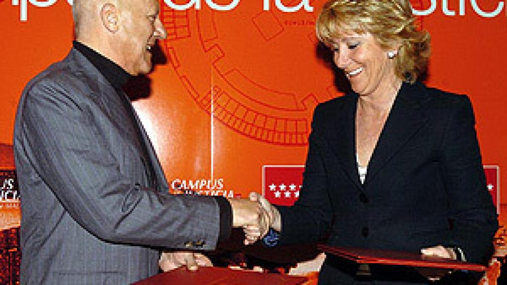 Foster y Aguirre en el acto celebrado en Madrid el 17 de abril de 2006./