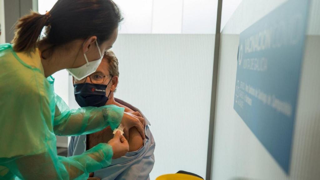 El presidente de la Xunta, Alberto Núñez Feijóo, recibe la primera dosis de AstraZeneca.