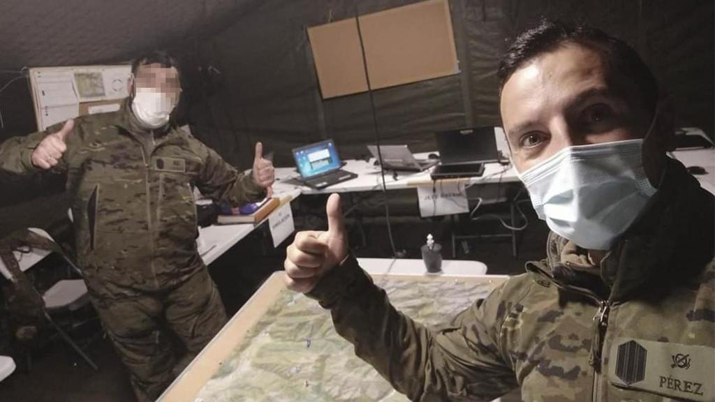 El cabo Pérez, en primer plano, con un compañero, en una de las últimas fotografías que se tienen de él.