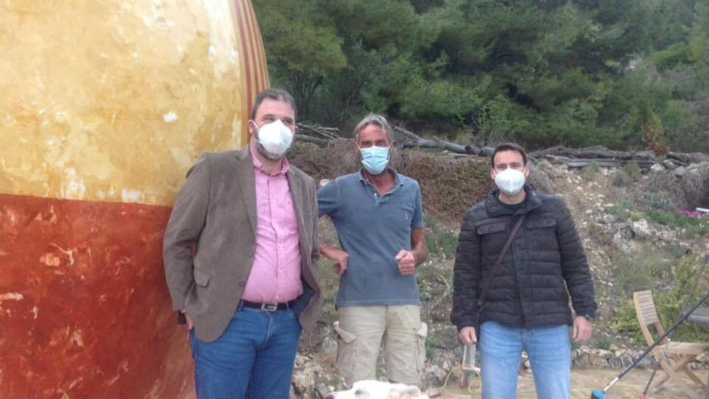 El alcalde de la localidad, José Vicente Ferriz Soriano, el artista belga  y el arqueólogo Sergio Llorens, en una visita reciente.