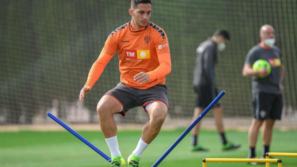 El jugador del equipo ilicitano ha jugado 29 partidos de 34, y es el tercer futbolista que más minutos acumula en el campo