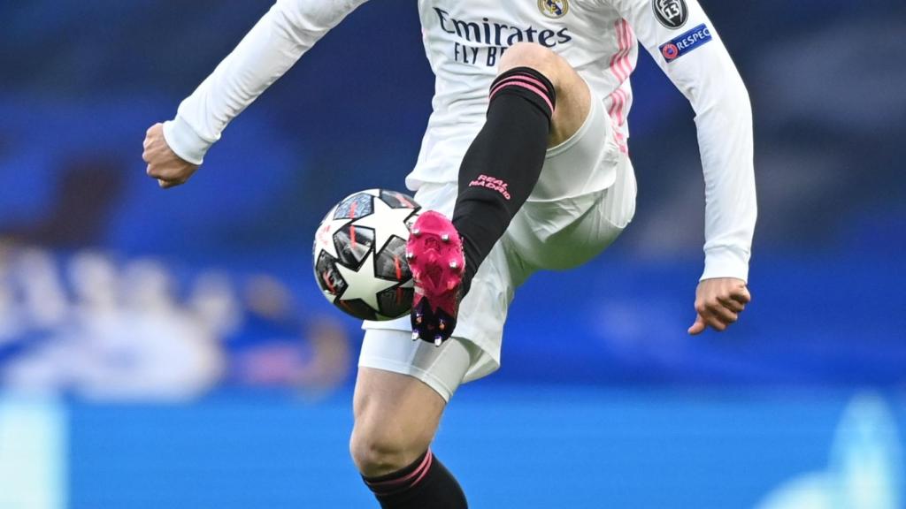 Nacho Fernández controla un balón con la pierna izquierda