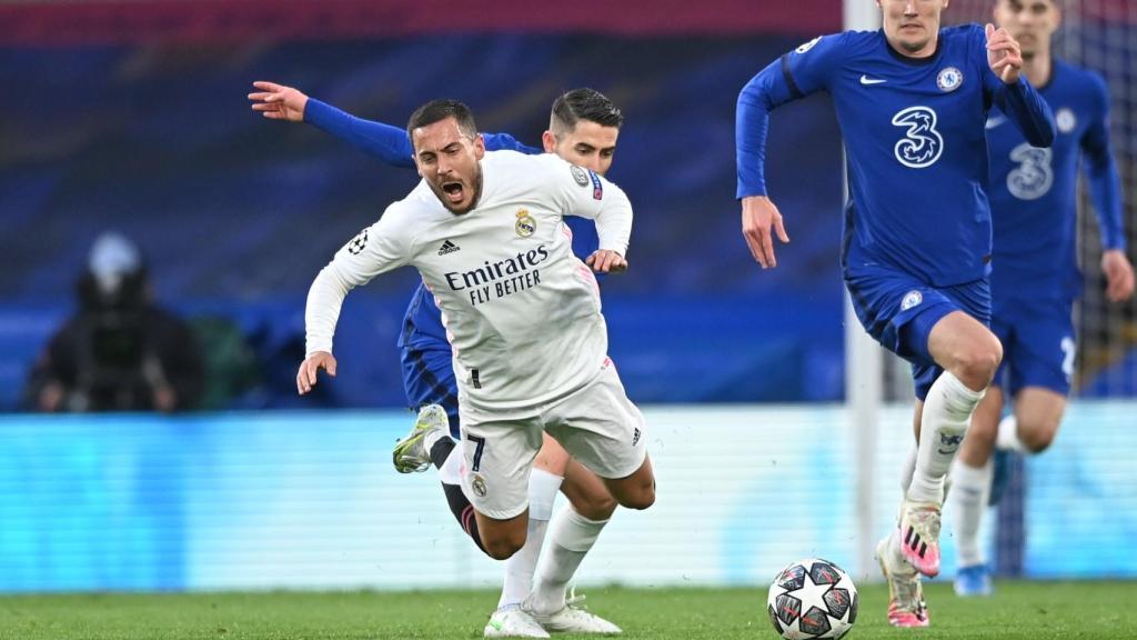 Eden Hazard cae al suelo tras una dura entrada de Jorginho