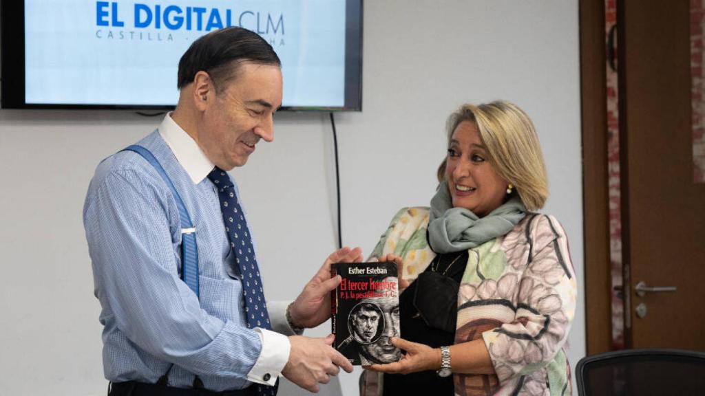 Pedro J. Ramírez, director de El Español, y Esther Esteban, presidenta del Consejo de Administración de Digital Comunicación 2006