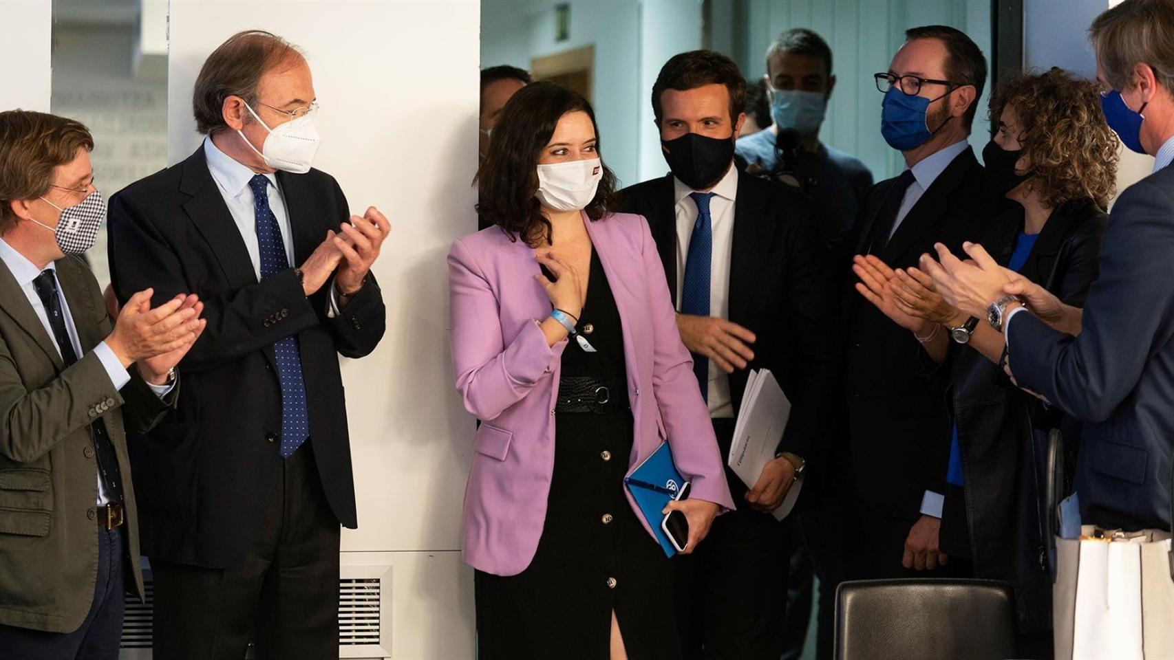 Isabel Díaz Ayuso es recibida con aplausos en Génova tras su arrolladora victoria en las elecciones madrileñas.