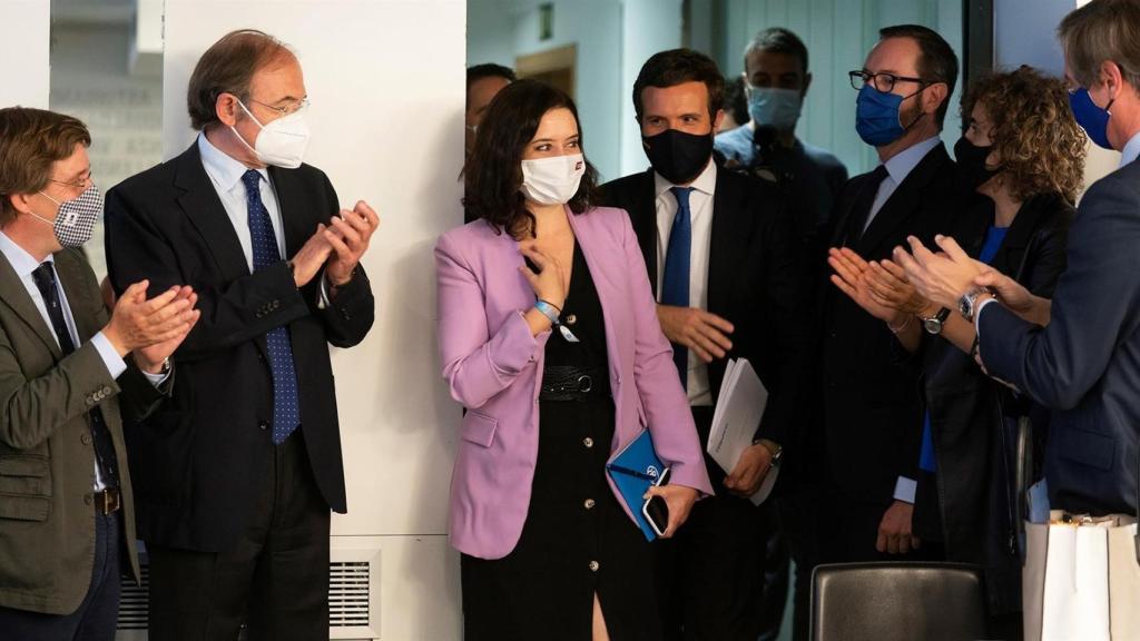 Isabel Díaz Ayuso es recibida con aplausos en Génova tras su arrolladora victoria en las elecciones madrileñas.